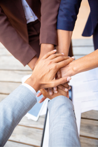 equipo-de-negocios-exitoso-que-expresa-la-unidad equipo-de-negocios-exitoso-que-expresa-la-unidad